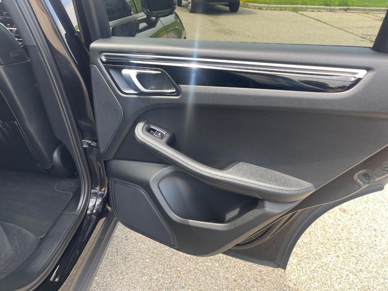 Porsche Macan Vehicle Image 16