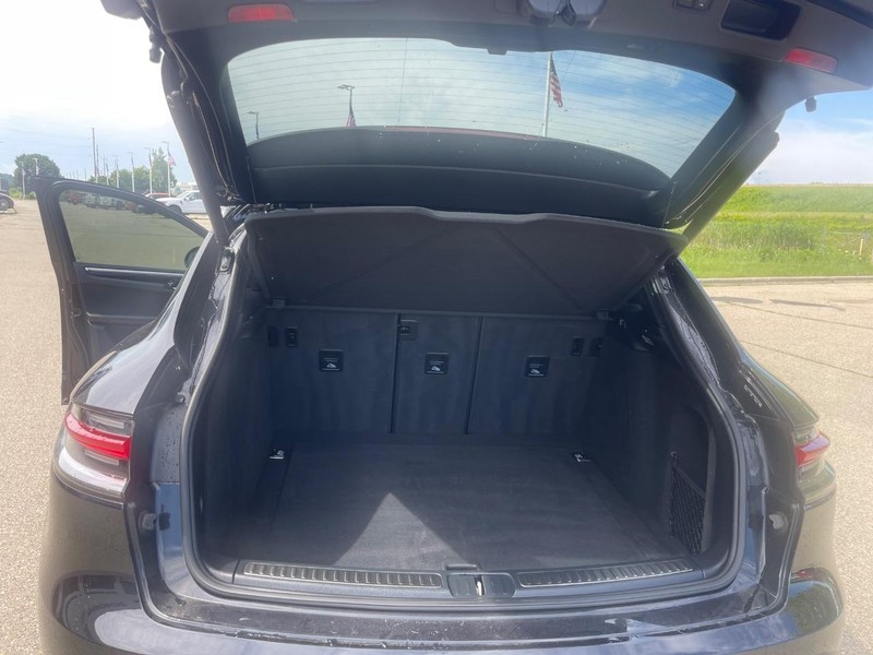 Porsche Macan Vehicle Image 21