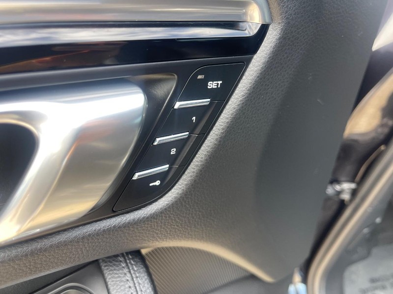 Porsche Macan Vehicle Image 25