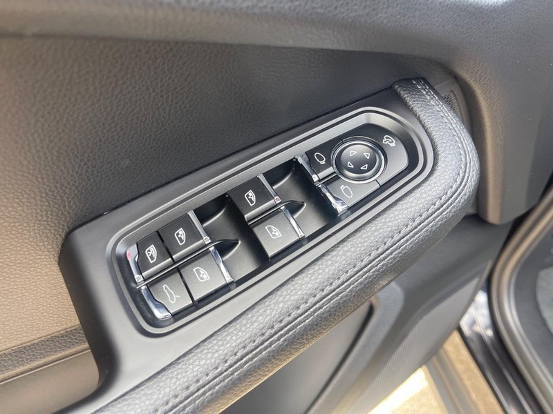 Porsche Macan Vehicle Image 26