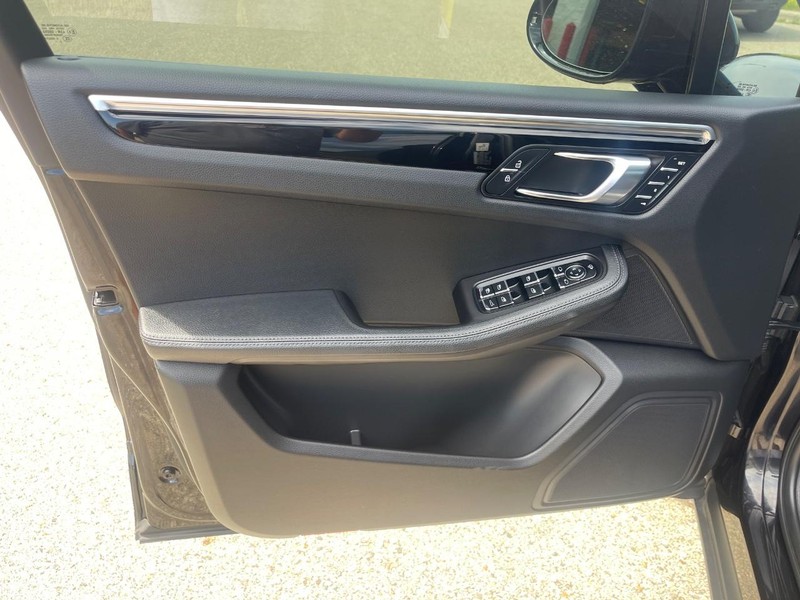 Porsche Macan Vehicle Image 27