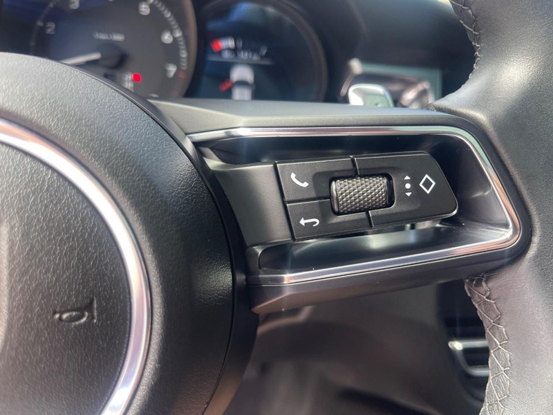 Porsche Macan Vehicle Image 33
