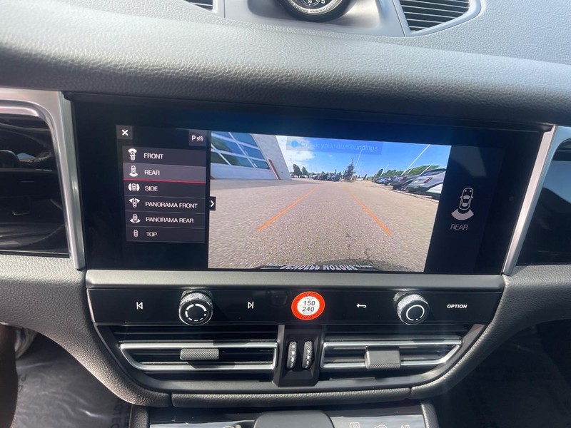 Porsche Macan Vehicle Image 34