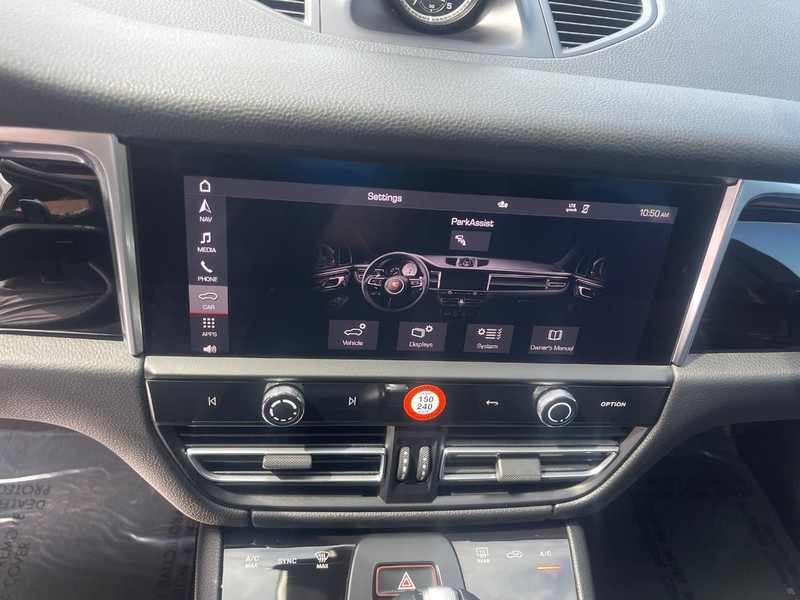 Porsche Macan Vehicle Image 35