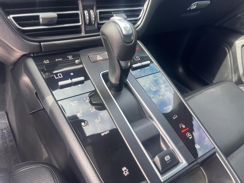 Porsche Macan Vehicle Image 36