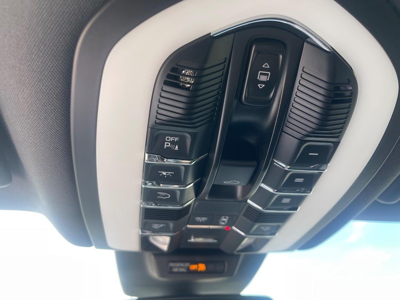 Porsche Macan Vehicle Image 37