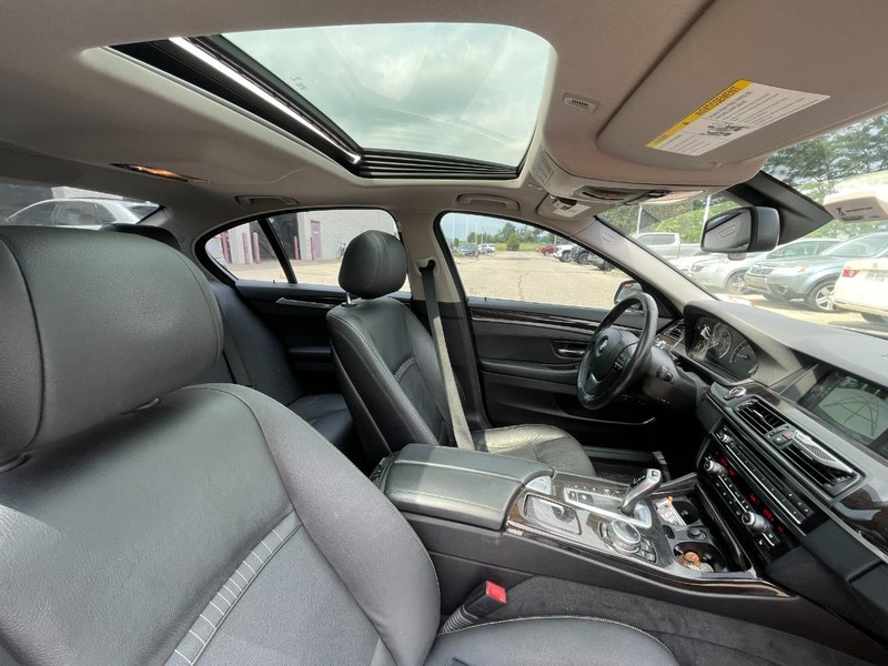 BMW 5 Series Vehicle Image 04