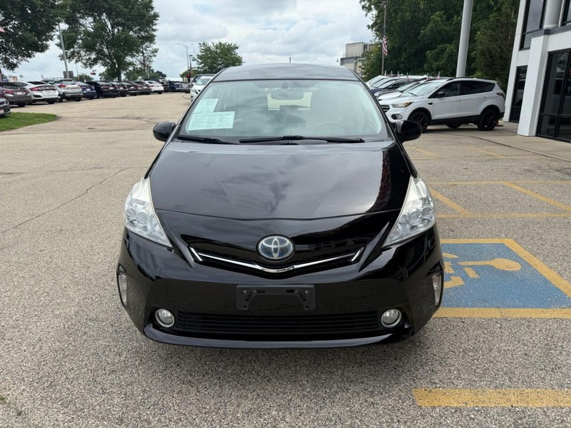 Toyota Prius v Vehicle Image 02