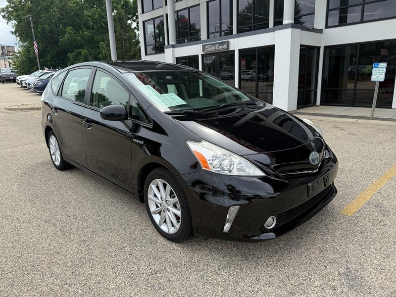 Toyota Prius v Vehicle Image 03