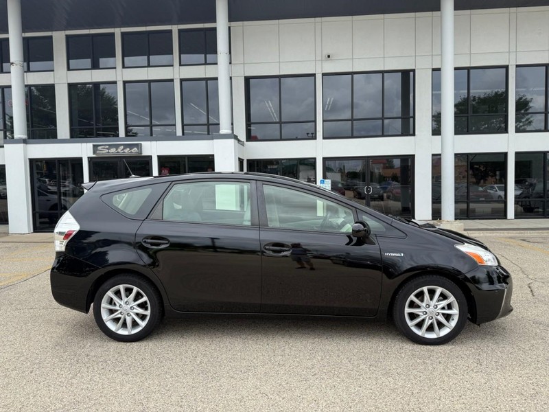 Toyota Prius v Vehicle Image 04