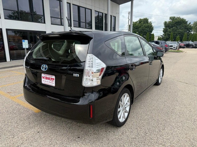 Toyota Prius v Vehicle Image 05