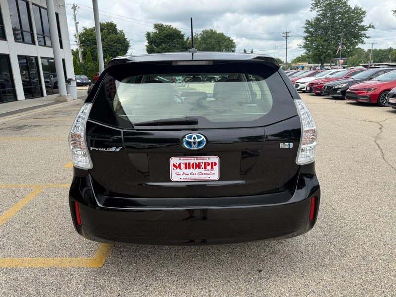 Toyota Prius v Vehicle Image 06