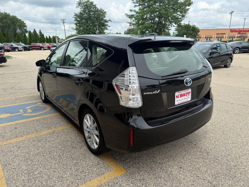 Toyota Prius v Vehicle Image 07