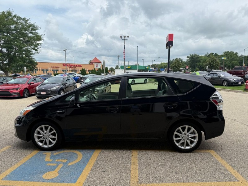 Toyota Prius v Vehicle Image 08