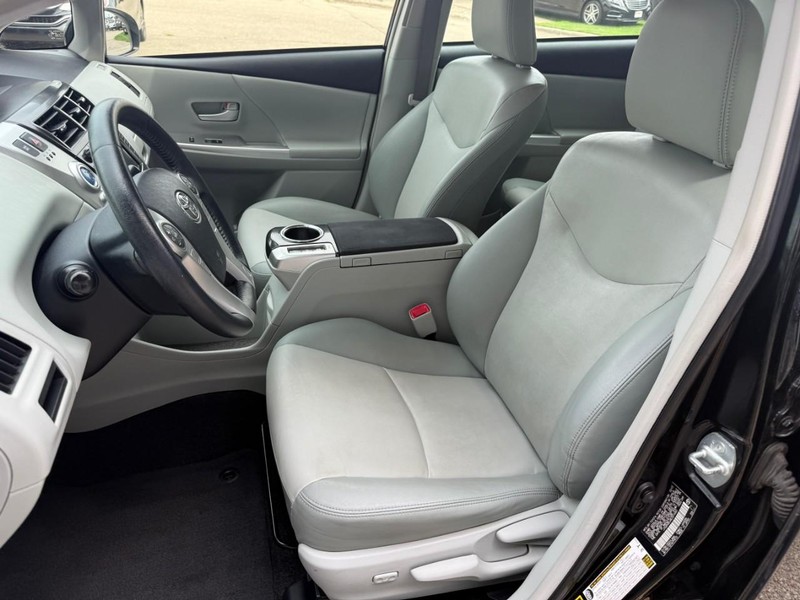 Toyota Prius v Vehicle Image 09