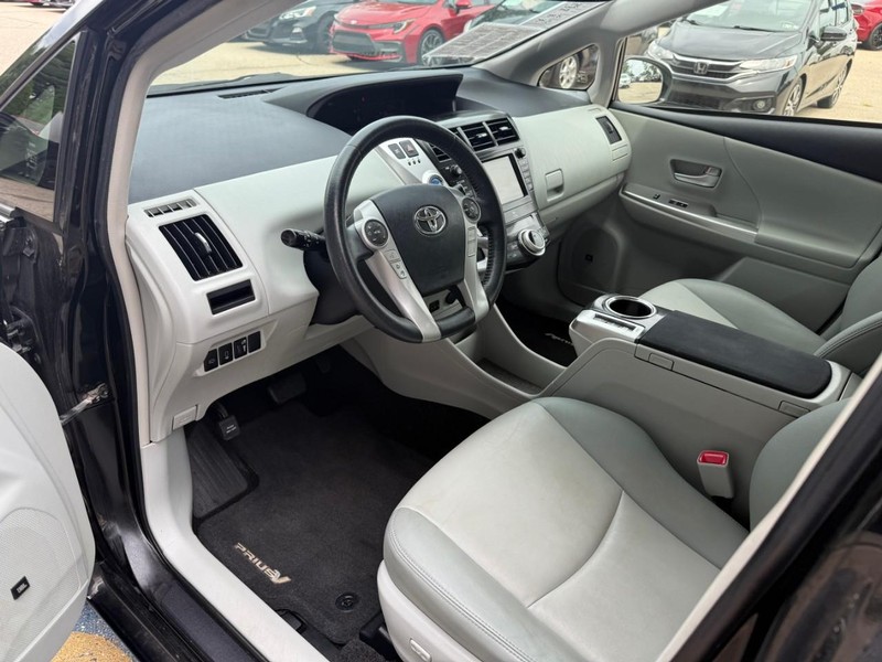 Toyota Prius v Vehicle Image 10