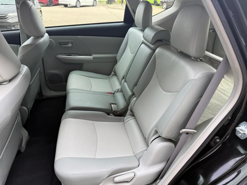Toyota Prius v Vehicle Image 11