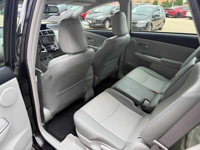 Toyota Prius v Vehicle Image 12