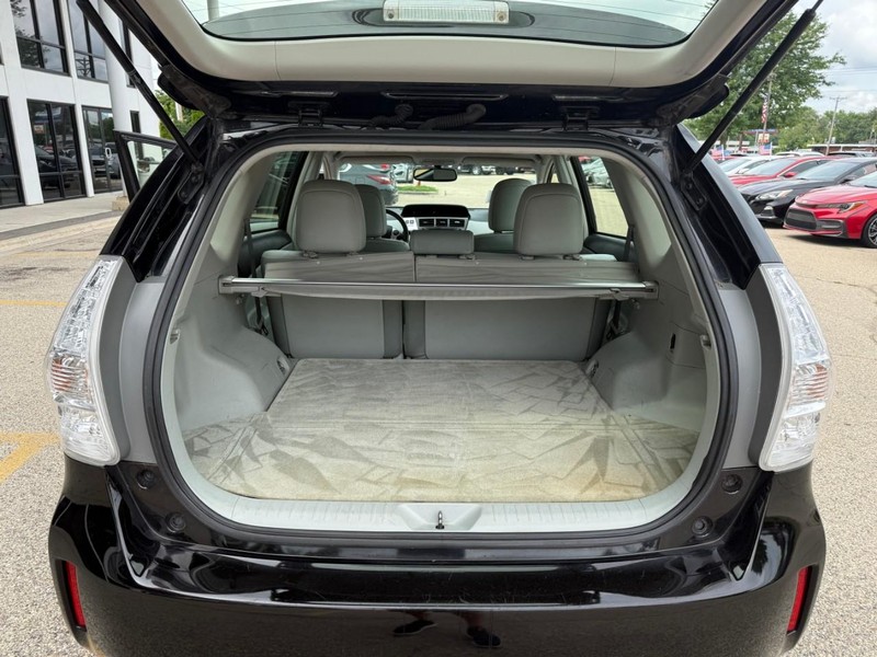 Toyota Prius v Vehicle Image 13