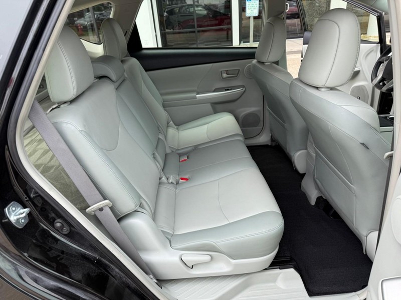Toyota Prius v Vehicle Image 14