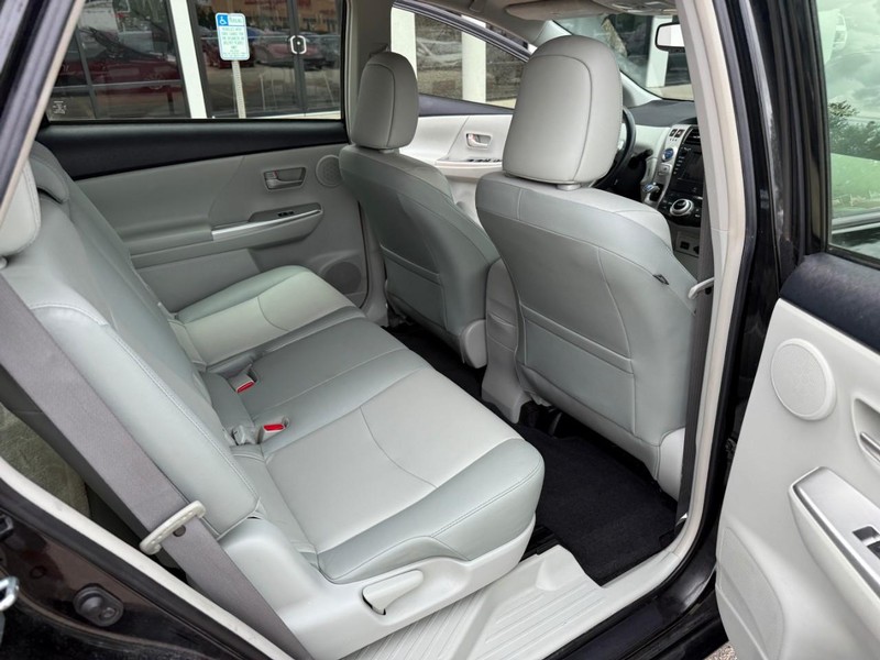 Toyota Prius v Vehicle Image 15