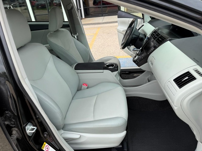 Toyota Prius v Vehicle Image 16