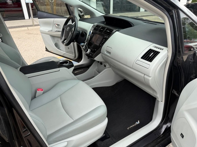 Toyota Prius v Vehicle Image 17