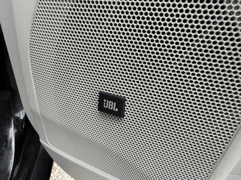 Toyota Prius v Vehicle Image 18