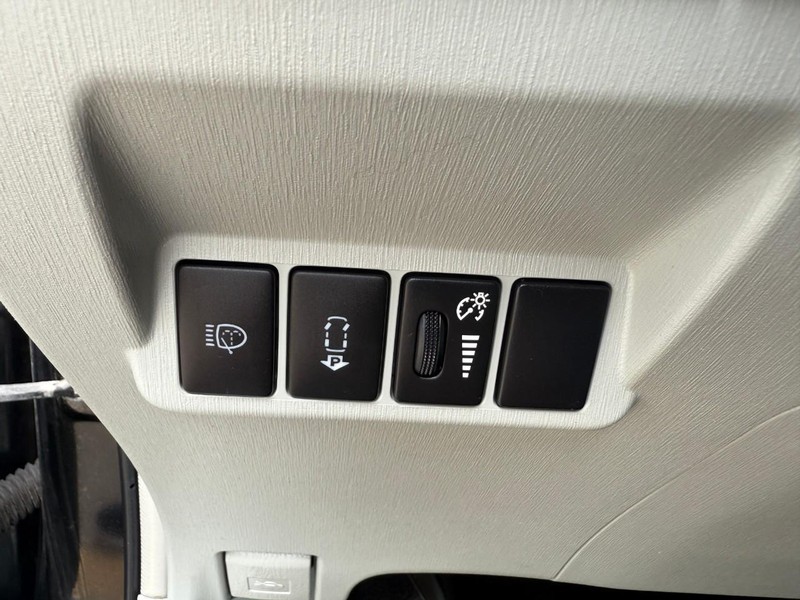Toyota Prius v Vehicle Image 19