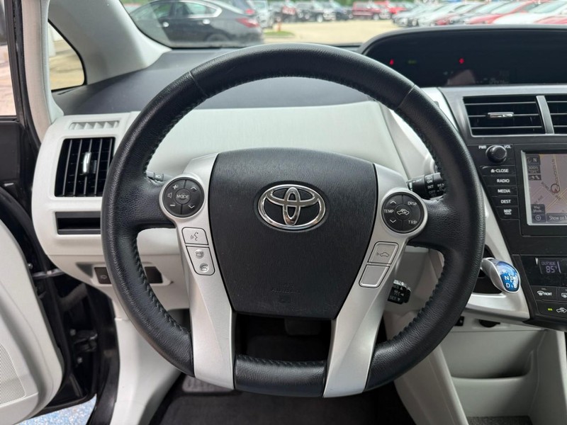 Toyota Prius v Vehicle Image 20