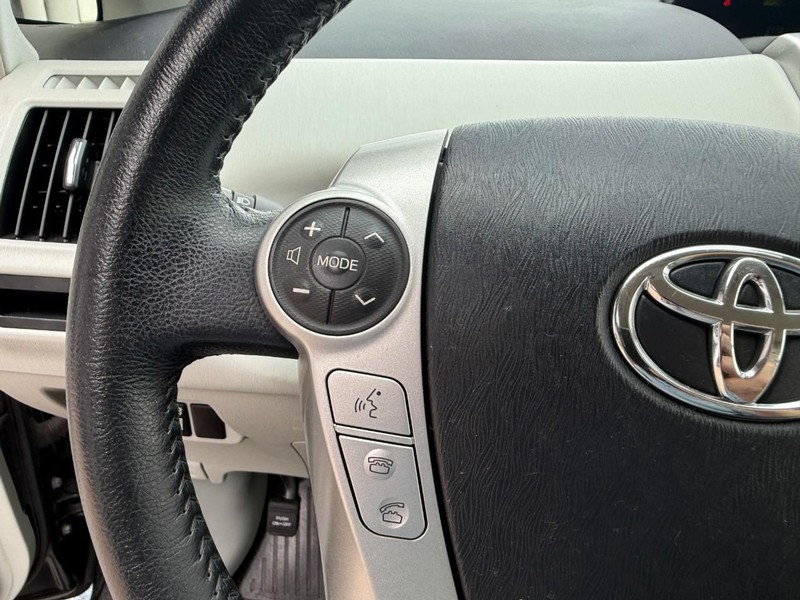 Toyota Prius v Vehicle Image 21
