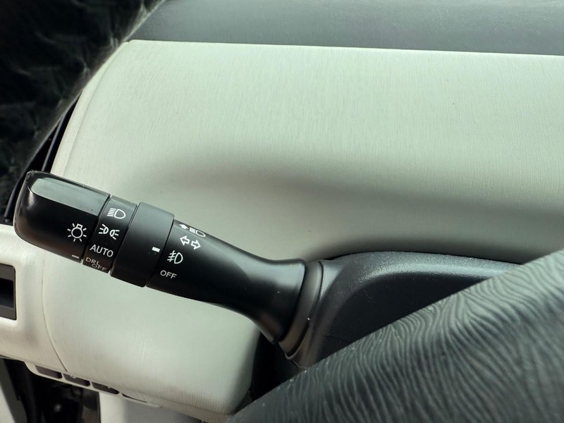 Toyota Prius v Vehicle Image 22
