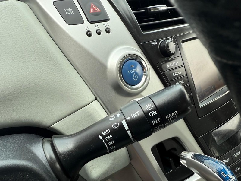 Toyota Prius v Vehicle Image 23