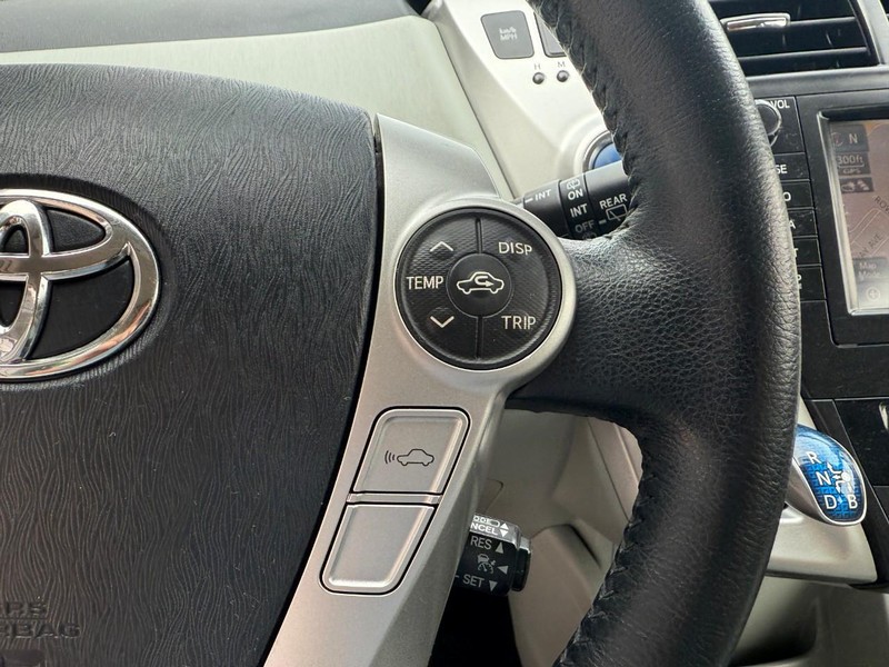 Toyota Prius v Vehicle Image 24