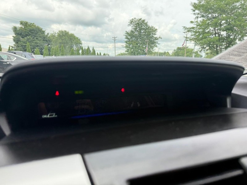 Toyota Prius v Vehicle Image 26