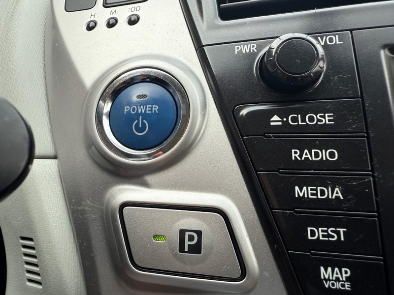 Toyota Prius v Vehicle Image 27
