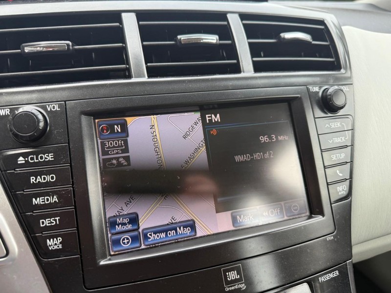 Toyota Prius v Vehicle Image 28
