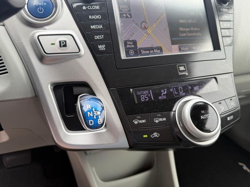 Toyota Prius v Vehicle Image 29