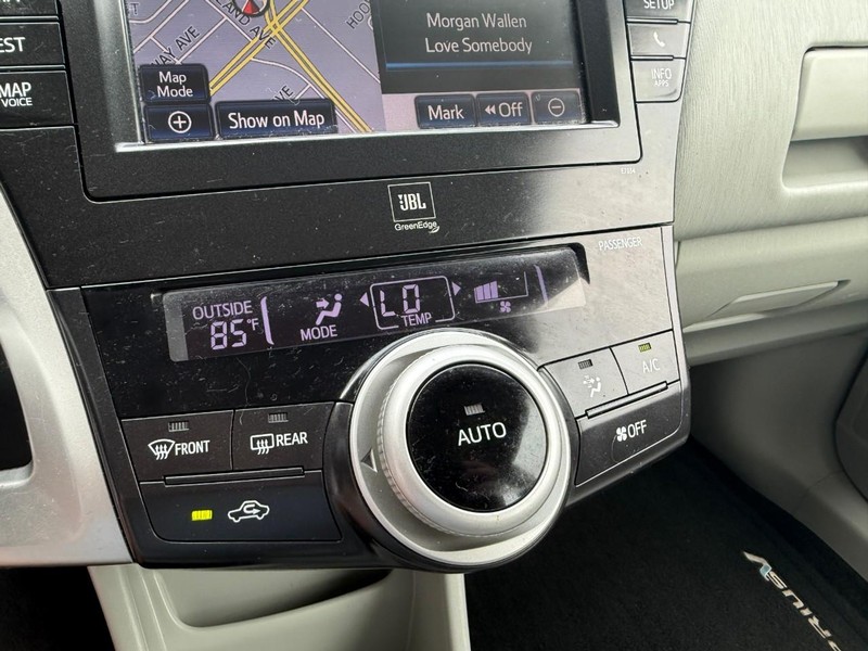 Toyota Prius v Vehicle Image 30