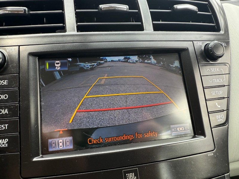 Toyota Prius v Vehicle Image 32