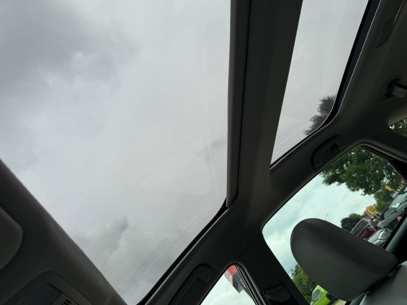 Toyota Prius v Vehicle Image 33