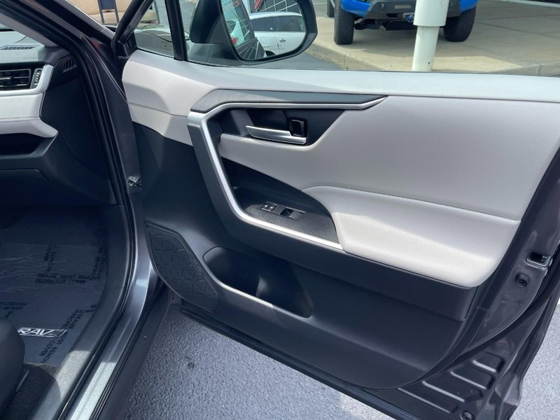 Toyota RAV4 Hybrid Vehicle Image 11