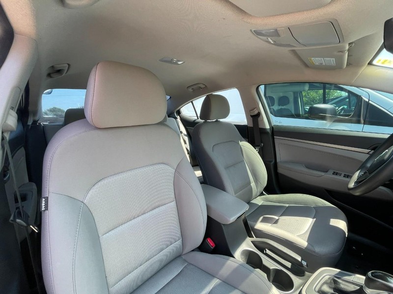 Hyundai Elantra Vehicle Image 04