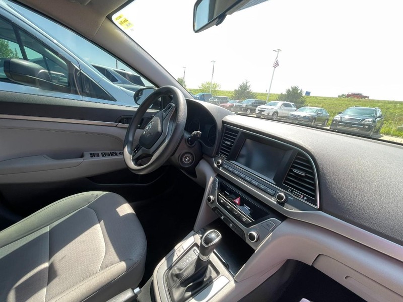 Hyundai Elantra Vehicle Image 05