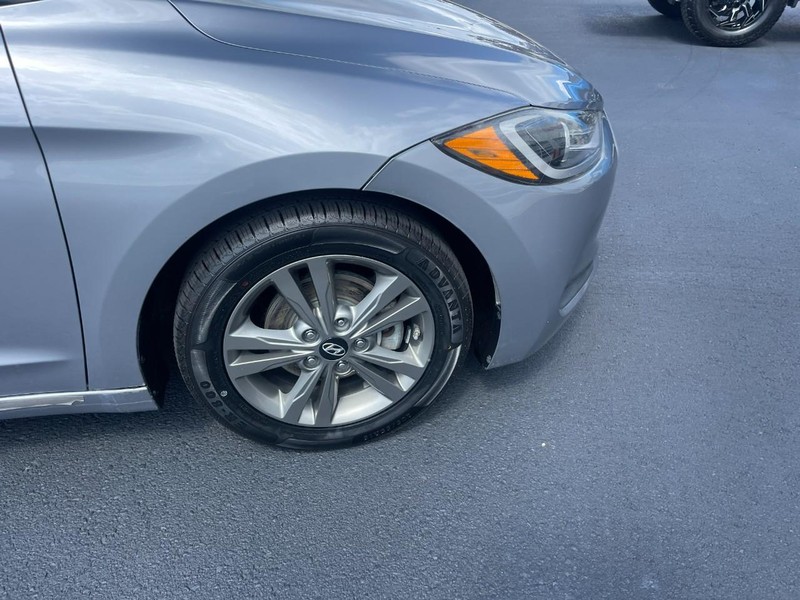 Hyundai Elantra Vehicle Image 07