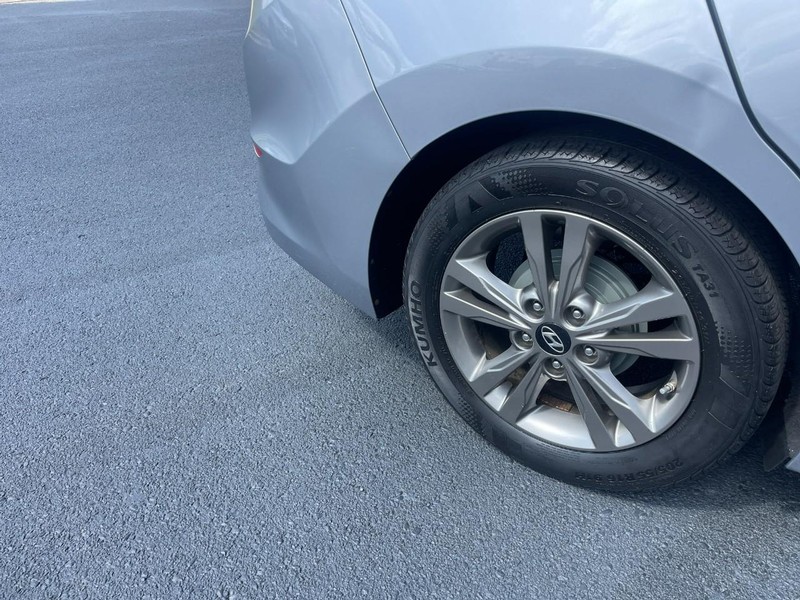 Hyundai Elantra Vehicle Image 08