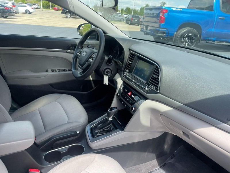 Hyundai Elantra Vehicle Image 09