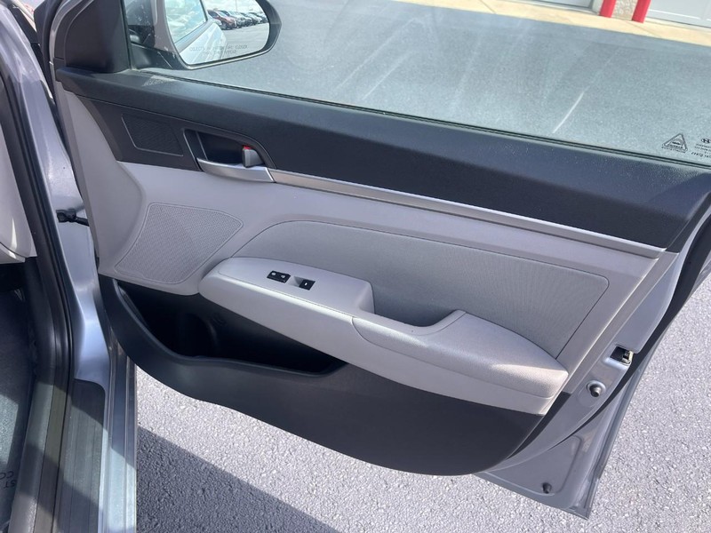 Hyundai Elantra Vehicle Image 11