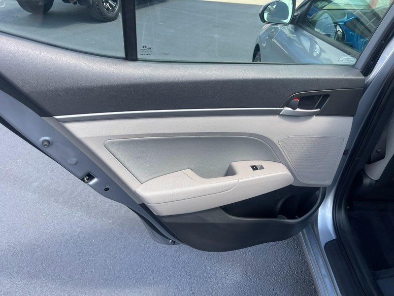 Hyundai Elantra Vehicle Image 15