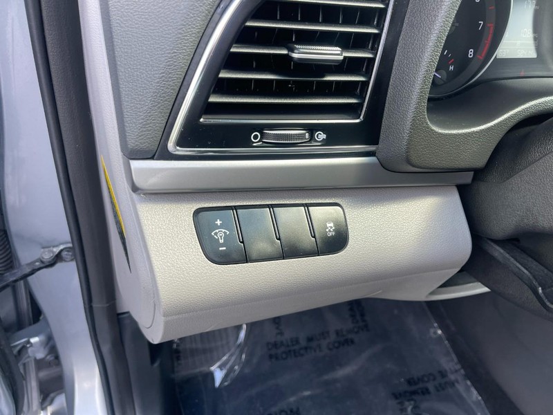 Hyundai Elantra Vehicle Image 18